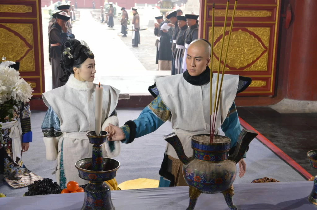 在劇中，有一幕被飾演嘉慶帝的譚俊彥捏頸的戲分，獲對手大讚她連青筋都識做戲，不過她搞笑表示被對方捏得真的幾乎斷氣。