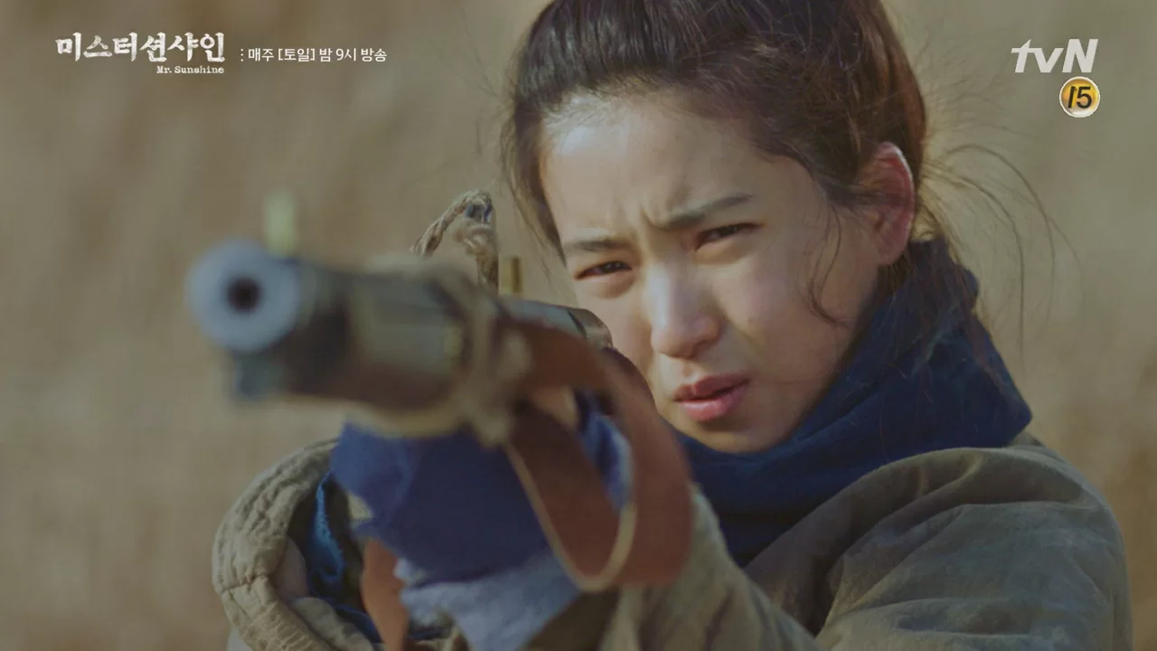 高愛信過着雙重生活,平時是不懂世事的大家閨秀,私下卻是對國家極具抱負的槍手。