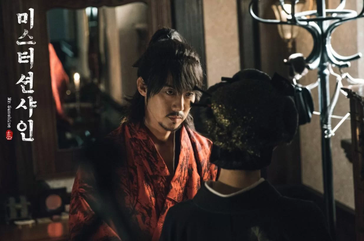 浪人具東魅殺人不眨眼,對着藐視自己的高愛信卻流露柔情一面。