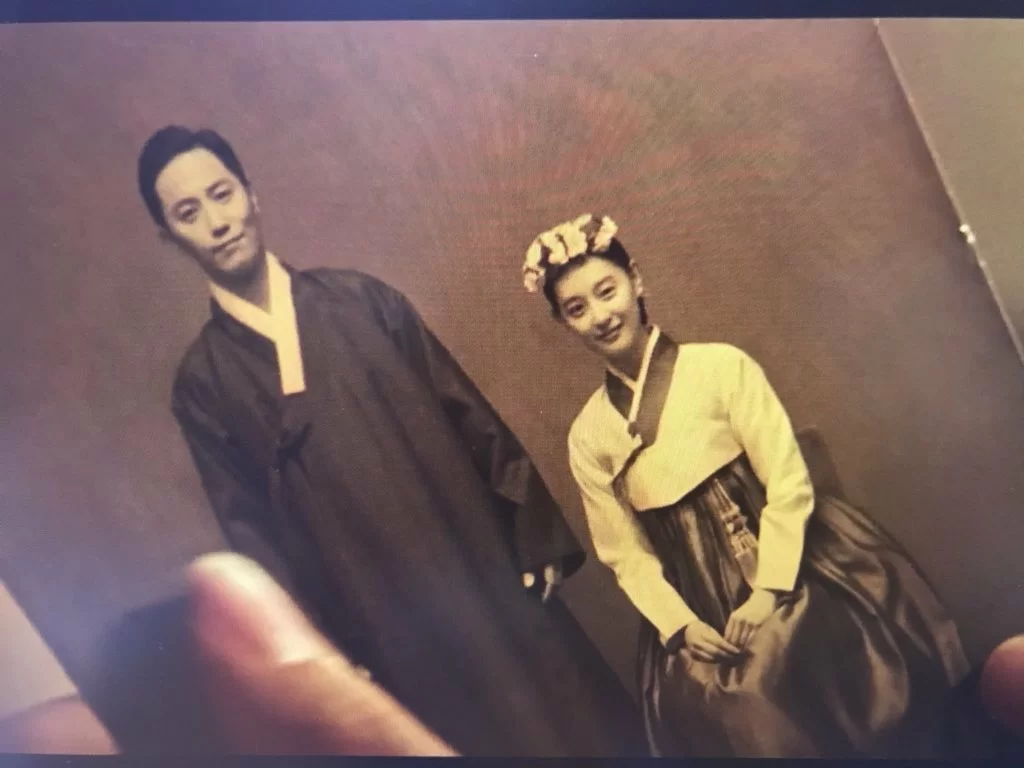 跟李應福、金銀淑合作過《太陽的後裔》的晉久和金智媛,雙雙客串演出高愛信的義兵父母。