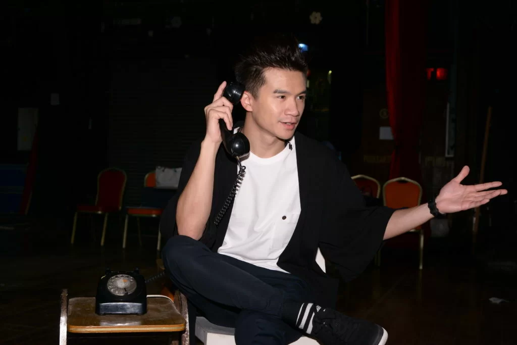 第一次演舞台劇的釗峰,間中會給予前輩們一些純真的意見,估不到他們覺得特別。