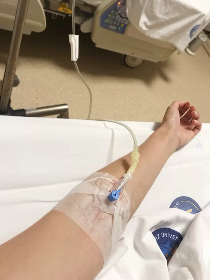 陳貝兒在土耳其中暑兼血糖低被送院，醫生即場為她身體檢查兼吊鹽水。 