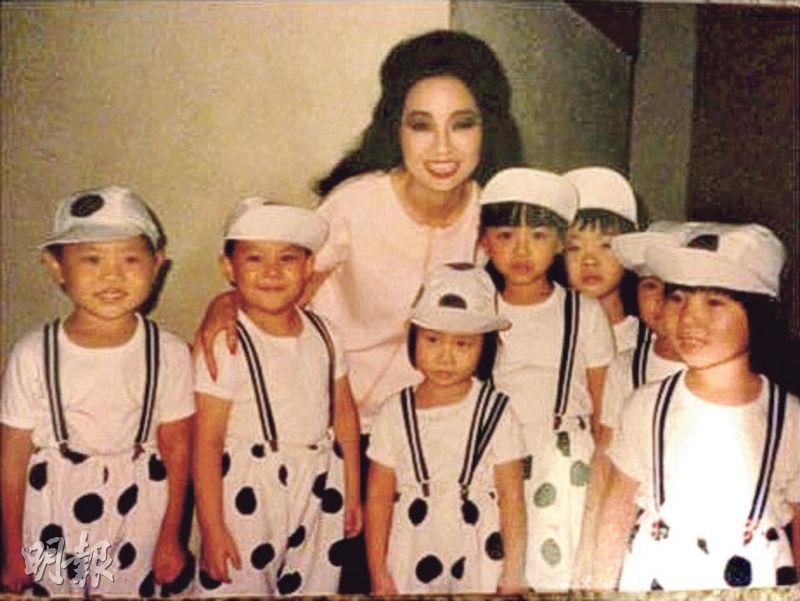 徐小鳳喜歡與小孩子合作，以往演唱會一個經典場面是大傘裙下藏着十個穿波點服裝的小朋友。