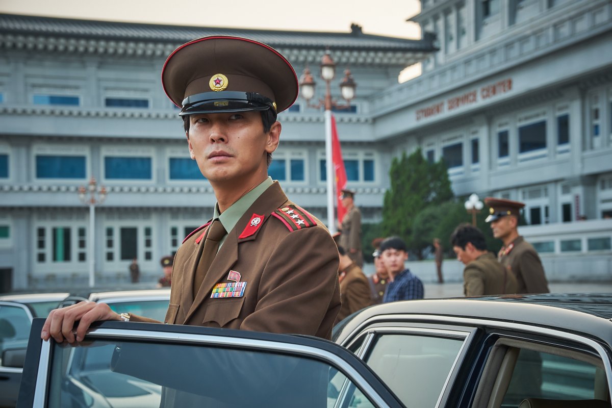 朱智勛一改《與神同行》中的嘻皮笑臉，在《北寒諜戰》中飾演懷疑朴皙映背後動機的北韓高官。