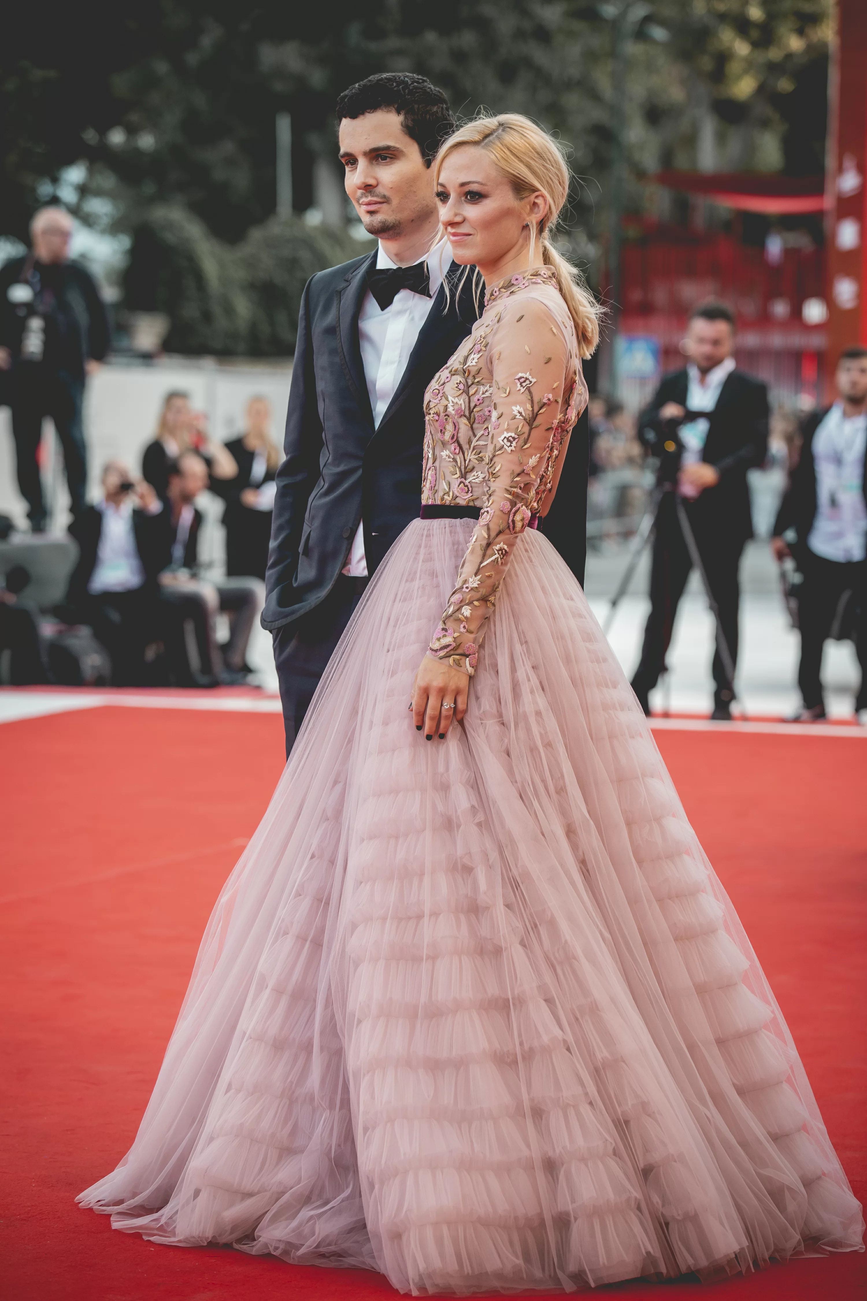 對新片甚有信心的戴米心情勁靚，帶同靚太太一齊出席