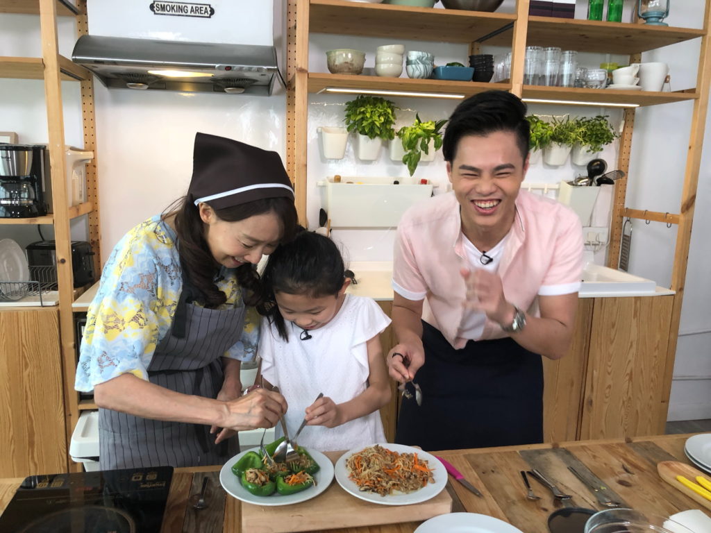 陳美齡及黃奕晨每集會聯同被訪子女下廚，製作驚喜給父母。 