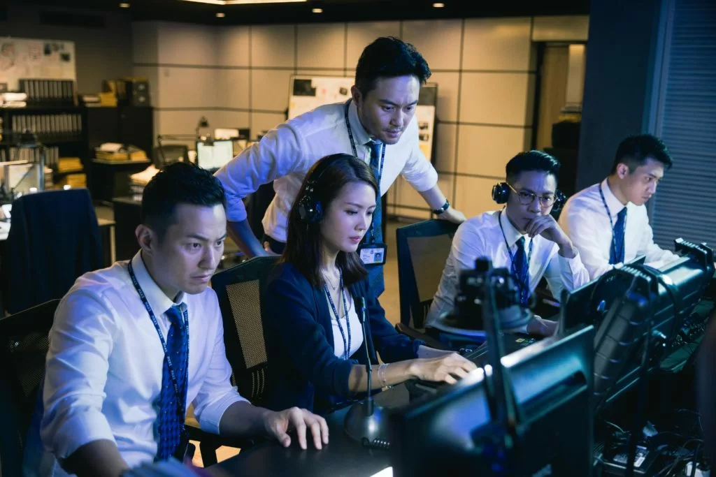 飾演聯合財富情報組總督察的張智霖，與陳庭欣調查洗黑錢案。