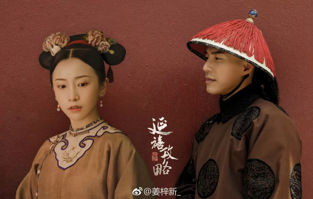 劇中明玉先暗戀傅恒,再與飾演海蘭察的新加坡男神王冠逸有感情線。