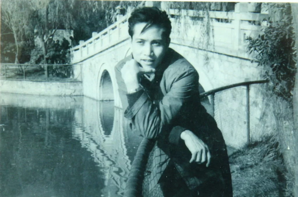 利叔年少時已經接觸舞台表演