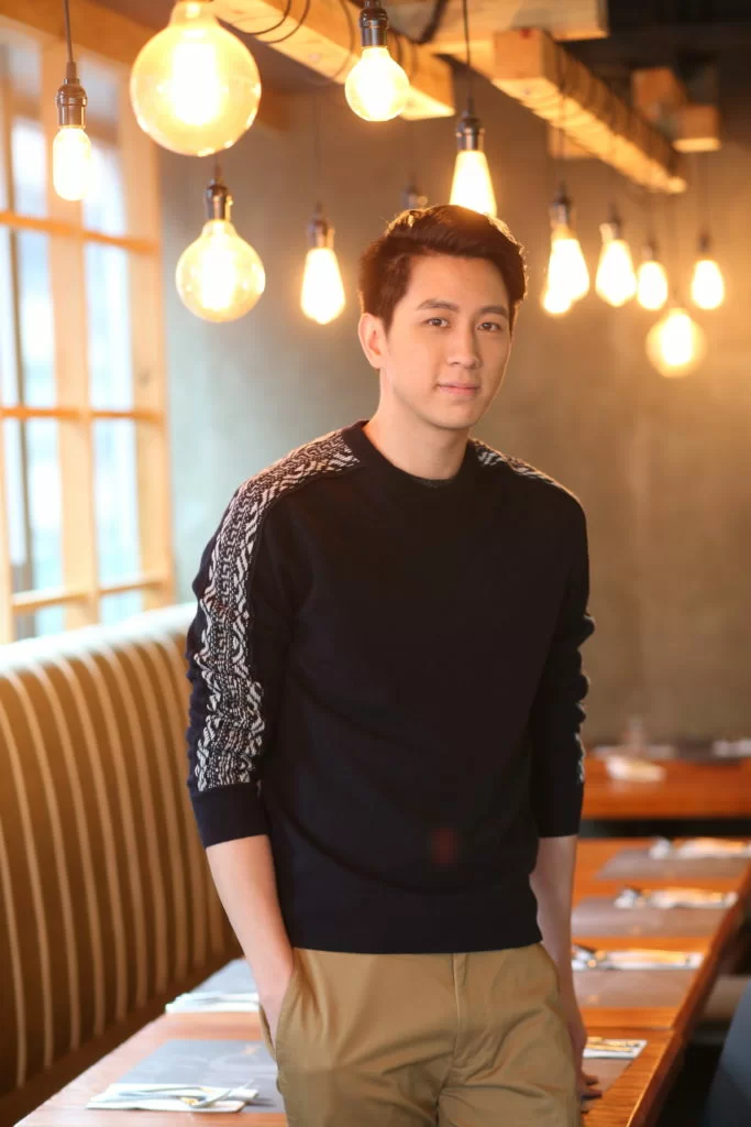 徐肇平近年拍了多套ViuTV劇集,他的廣東話及中文亦愈見進步。