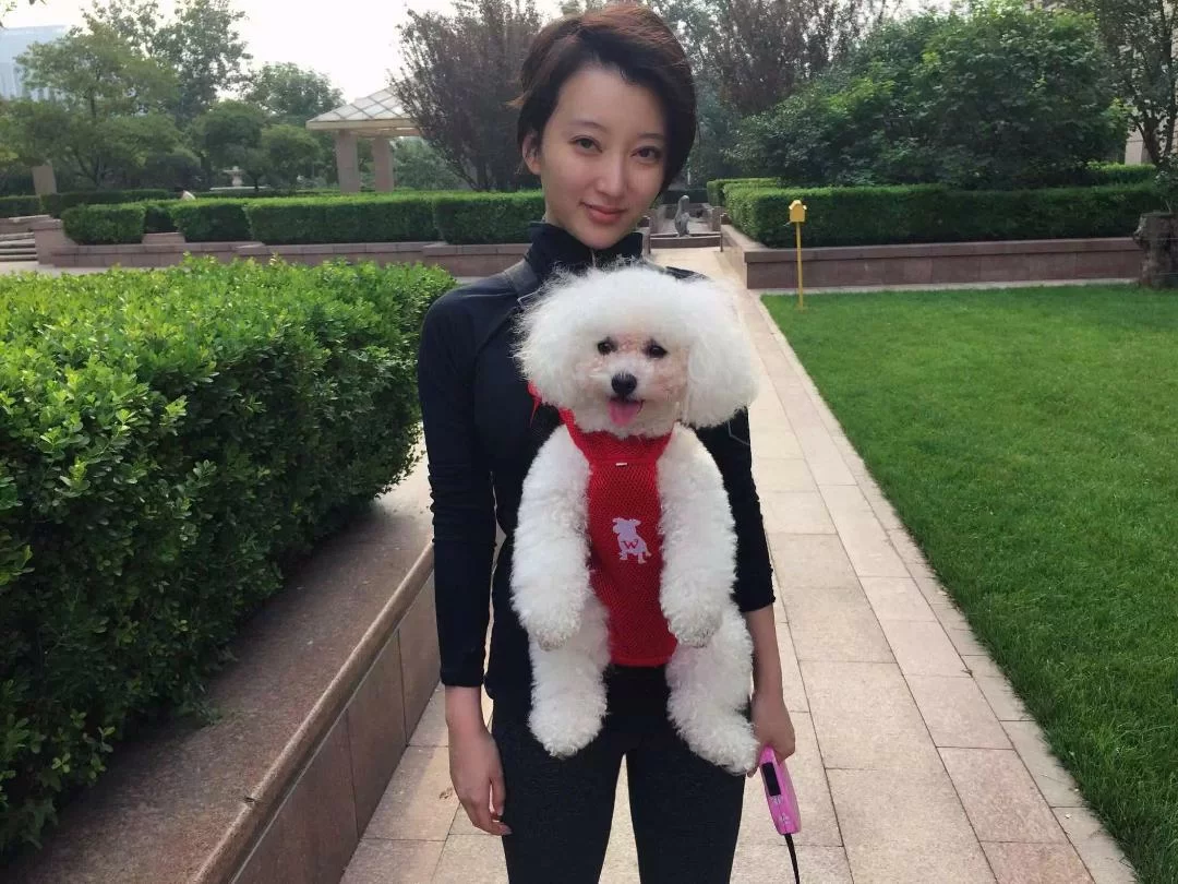 元寶眼仔碌碌很可愛，Lena就像孭住一位小朋友。