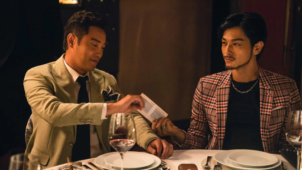 栢天男飾演的銀行主任，協助犯罪集團的譚耀文洗黑錢。