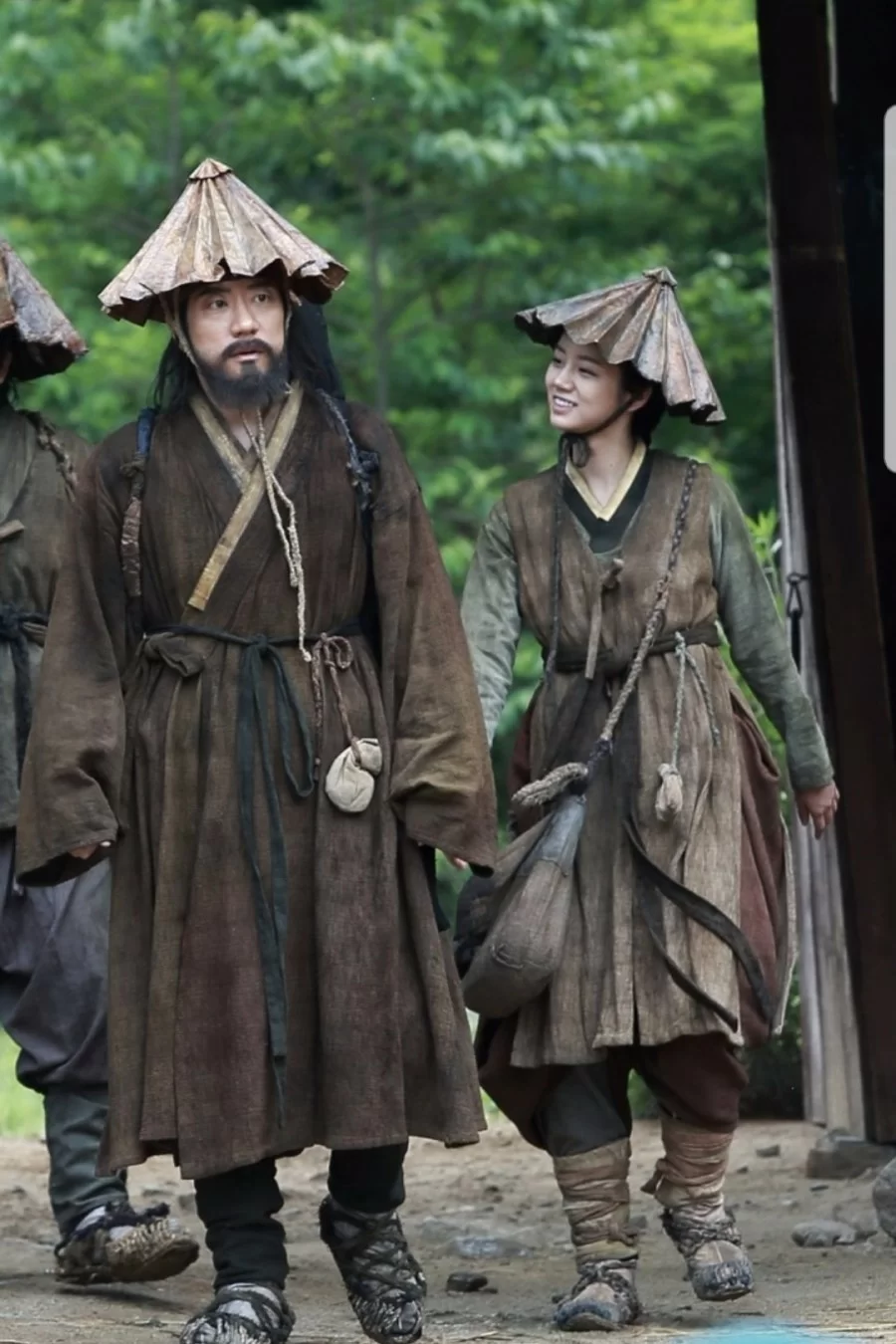 金明民(左)飾演將軍尹謙,因大膽的諫言差點被殺,帶着瘟疫遺孤尹明,還鄉過着平凡的生活,最終因怪獸的出現而出山。