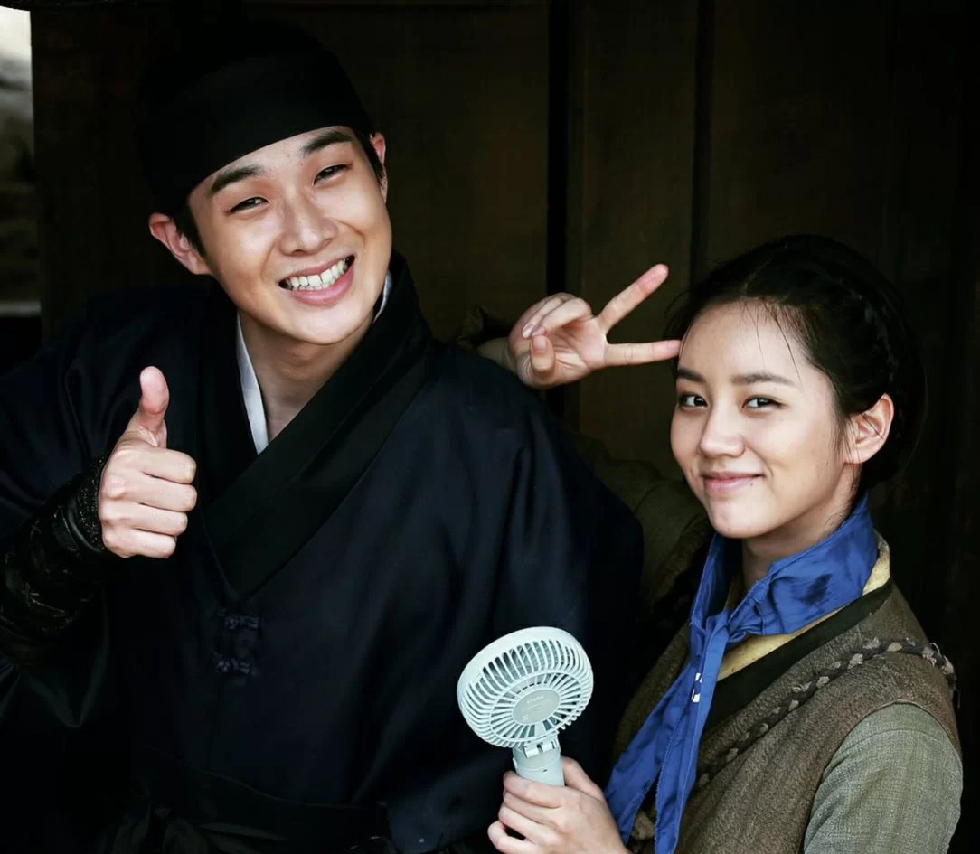 崔宇植(左)並非第一次拍史劇,演古裝沒難度。