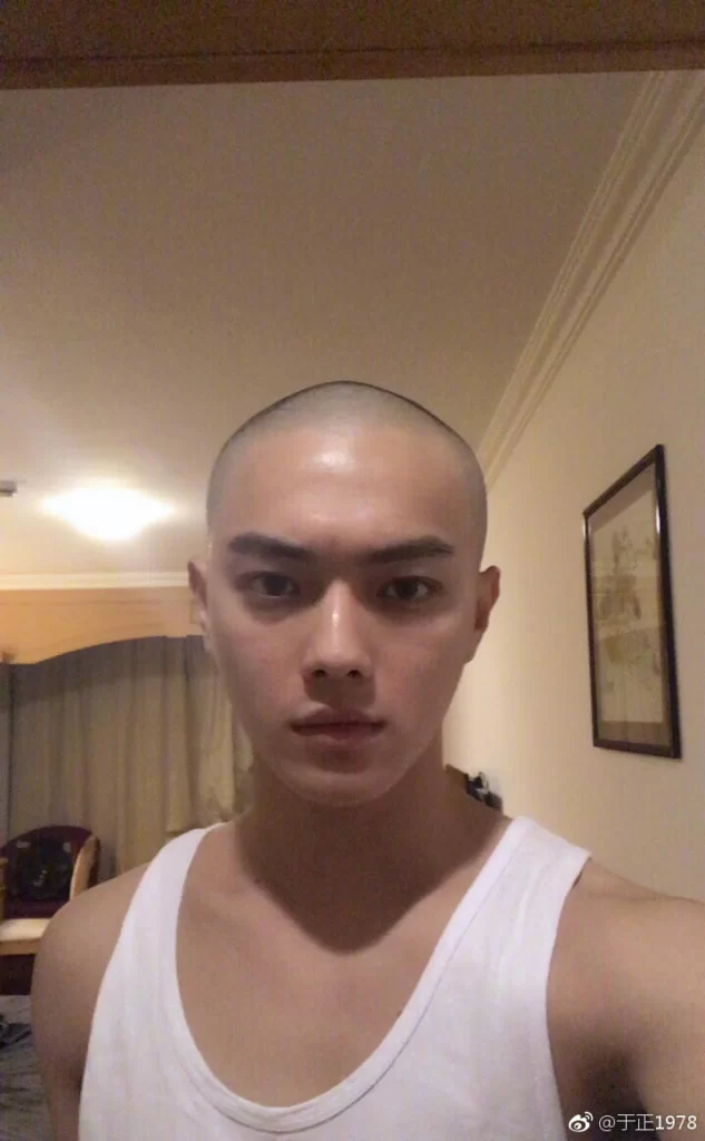 許凱說從小到大都沒有剃光頭,剃完頭之後幾天真的有點崩潰。