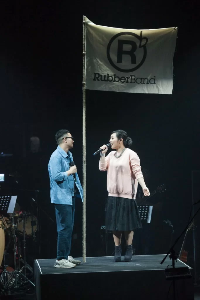 C RubberBand很多歌曲都由Tim Lui填詞,被視為隱形隊友的她,早前終於走到台上跟丈夫合唱。