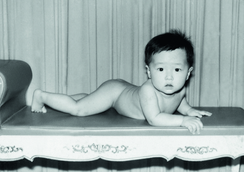 馬浚偉成長於七十年代，一張孩提裸照甚有當年特色。