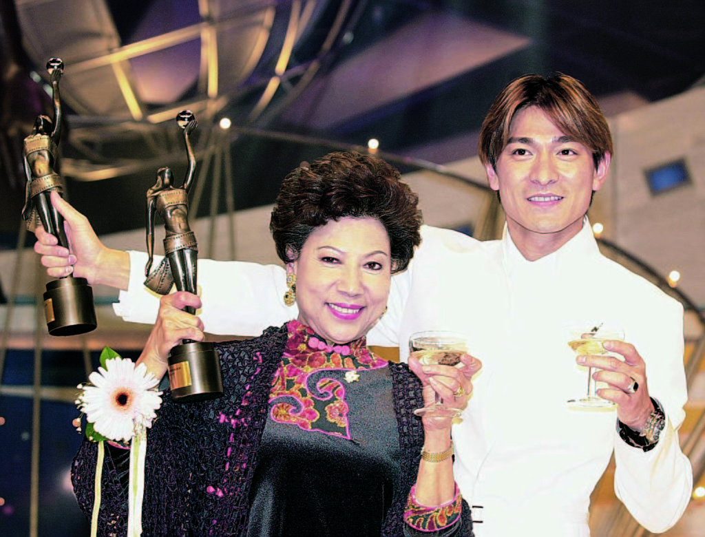 ○○年羅蘭獲頒香港電影金像獎最佳女主角,同屆影帝是《暗戰》的劉德華。