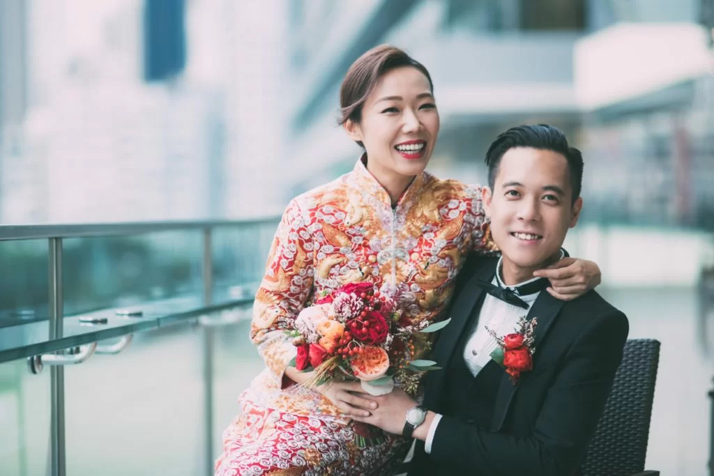 本周阿芝已低調擺酒，丈夫「閃電俠」當日穿上西裝，阿芝就穿上裙褂，一中一西亦非常合襯。