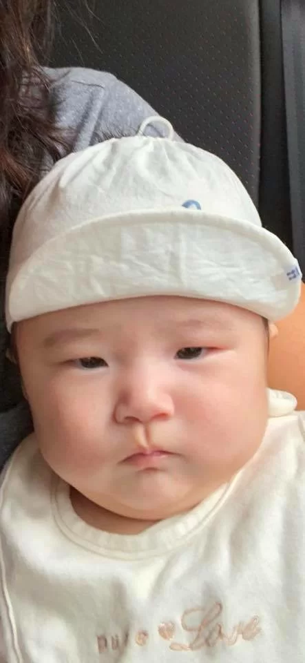 黎明突然在社交網貼上囡囡的正面相片，B女面圓圓、單眼皮、嘴仔嘟嘟，網民說似足黎明。