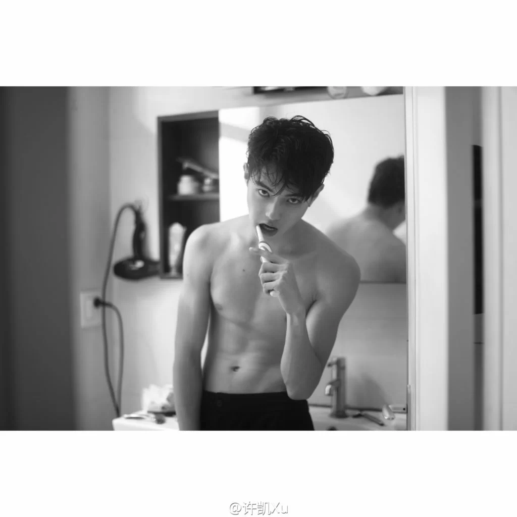 模特兒出身的許凱,喜歡打籃球和健身,練出一身肌肉。