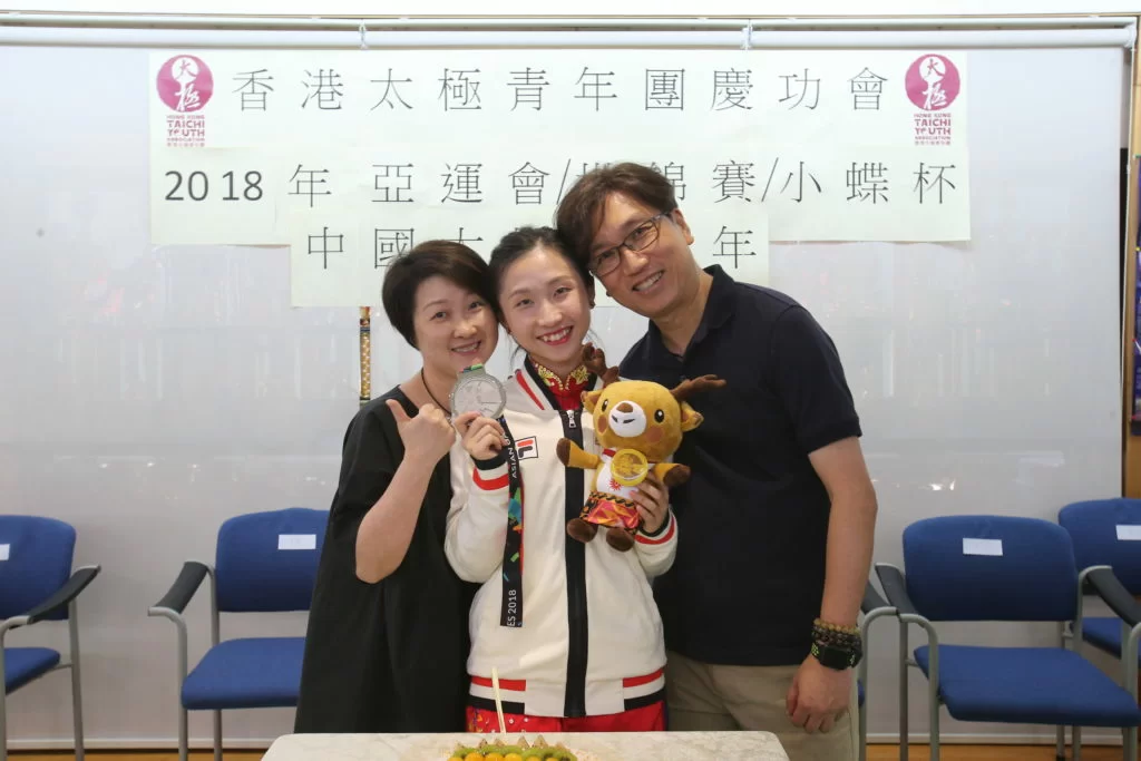 螢螢和爸爸、媽媽分享得獎喜悅。