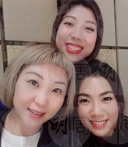 已經收身不少的Wing(右一)，臉上已不見水腫，化妝刻意打扮，已把從前的「助手look」洗清。