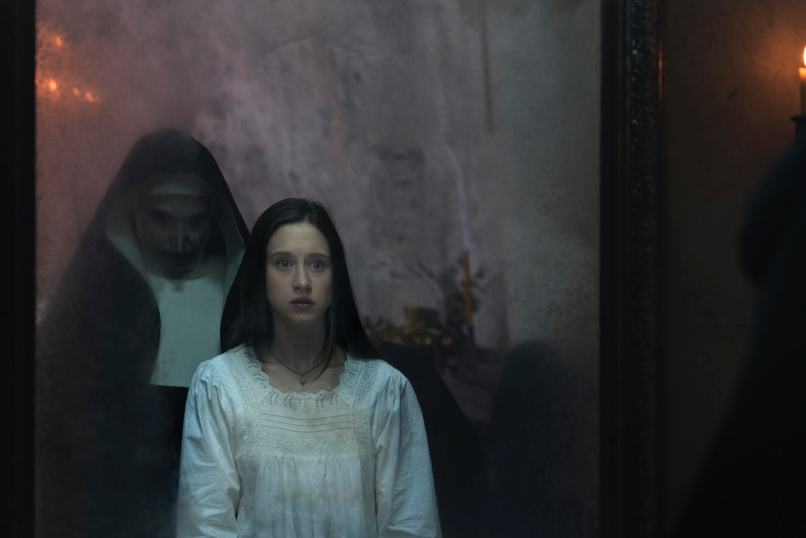 電影設定於一九五二年的羅馬尼亞，見習修女艾蓮（右，泰莎法米嘉飾）慘成詭修女（邦妮亞朗絲飾）的對付目標。