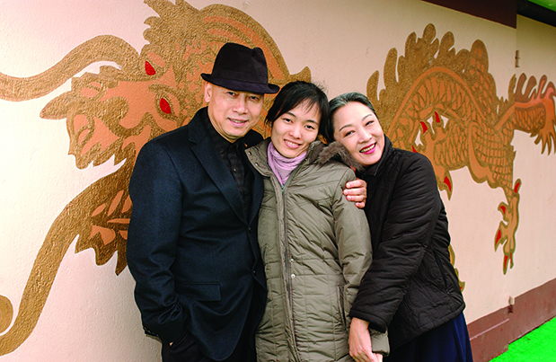 恬妮和女兒為華哥在溫哥華舉行簡單出殯儀式