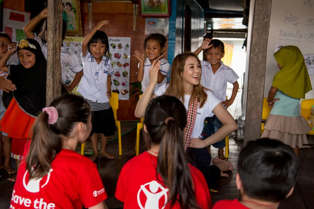 Cathy帶同子女Leanna、Hayley和Triston，一起參與救助兒童會在柬埔寨水上村莊的兒童早期教育和發展項目。