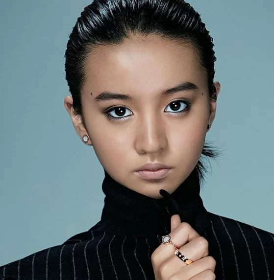 光希兩眼旁邊都有黑痣，而母親右眼旁和父親左眼旁同一個位置都有一顆痣，她說是父母給她的禮物。