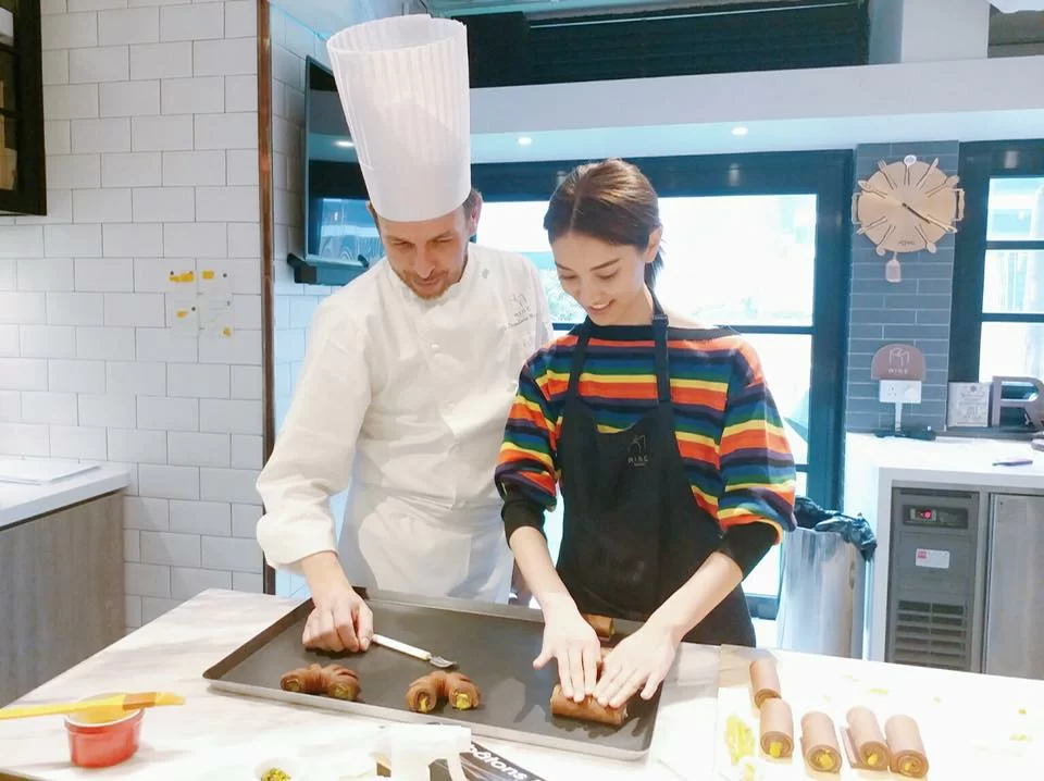 黃婉曼邀請法國藍帶廚藝學院的前技術總監Stephane Reinat來港授課，連陳凱琳亦是其學生。