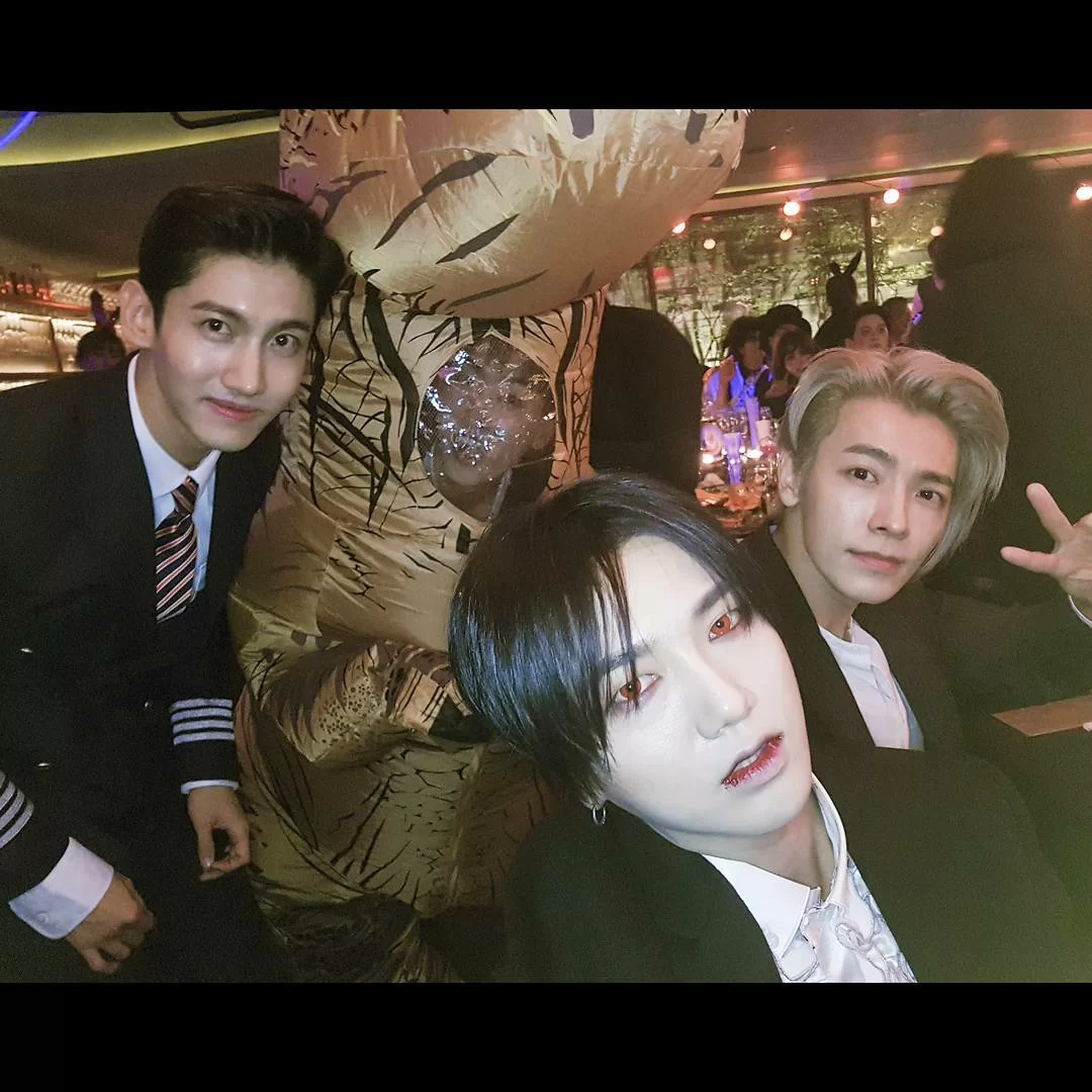 在昌珉、藝聲和東海身後,其實還有cosplay恐龍的銀赫啊!