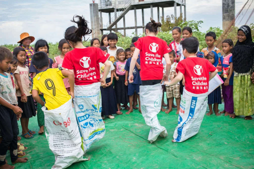 子女嘗試多項柬埔寨兒童的遊戲，其中有坐上鐵盆在水面上漂浮及穿麻包袋跳躍比賽。