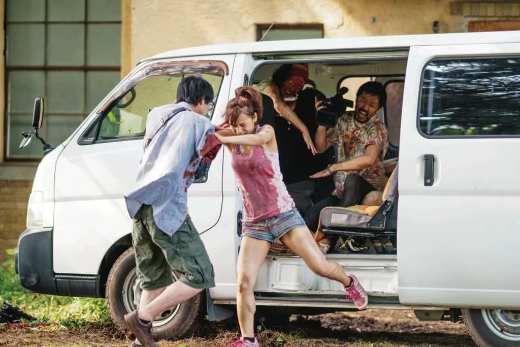 《屍殺片場》從一段三十七分鐘一鏡到底的喪屍絕地求生片段展開