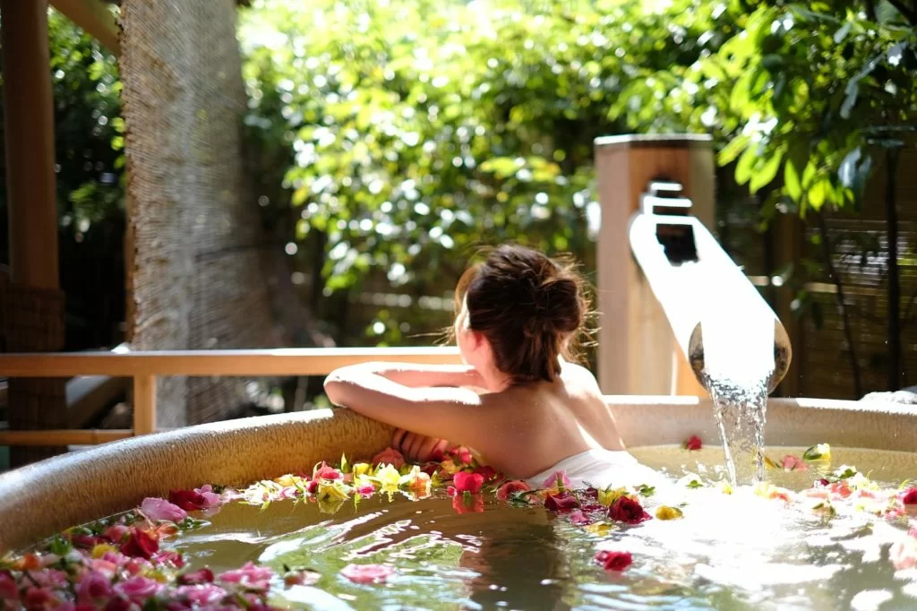 這次拍攝行程緊密,家旻忙裏偷閒浸溫泉,更大曬白滑玉背。