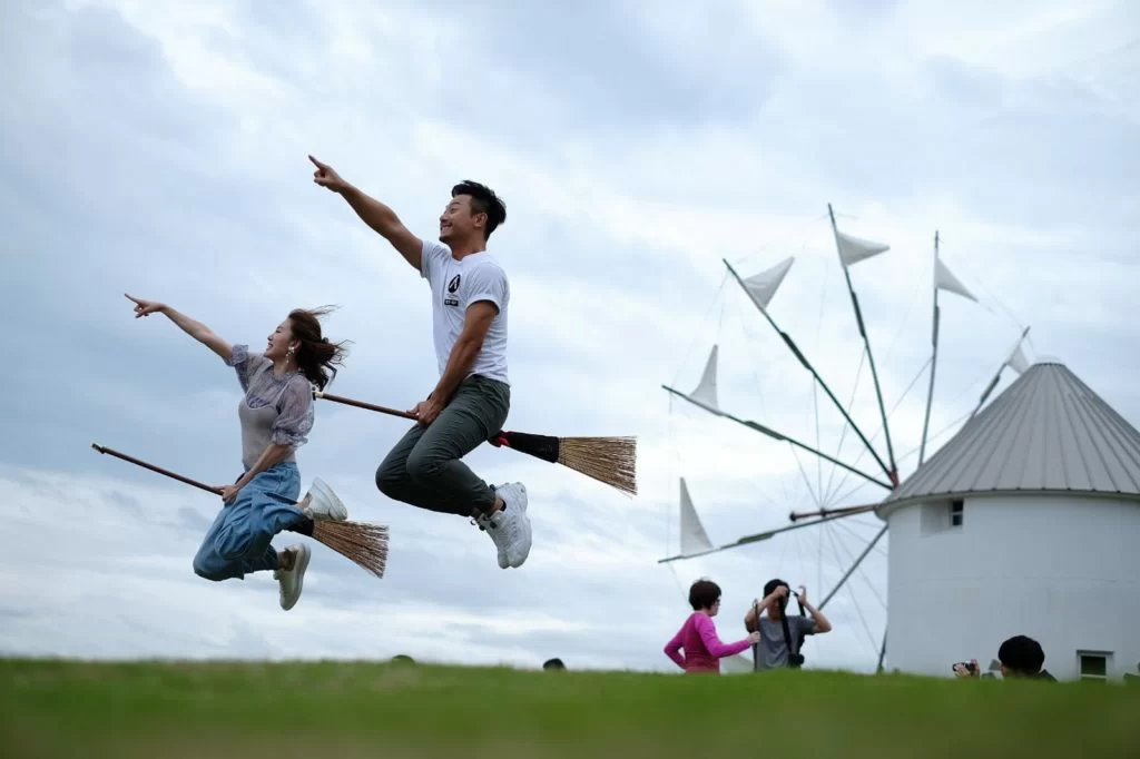 蔣家旻與楊潮凱到電影《魔女宅急便》的場景,坐住掃帚跳起拍照,跳到大汗淋漓。