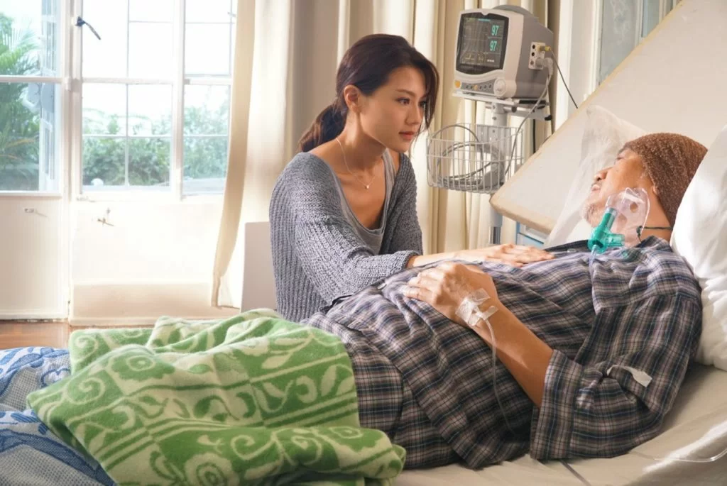 周秀娜知道爸爸的好友尹佬病重時,前往探望,二人談及對生死的看法。