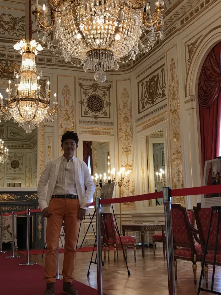 明治天皇的皇宮，富麗堂皇的程度，完全比得上路易十四的凡爾賽宮。