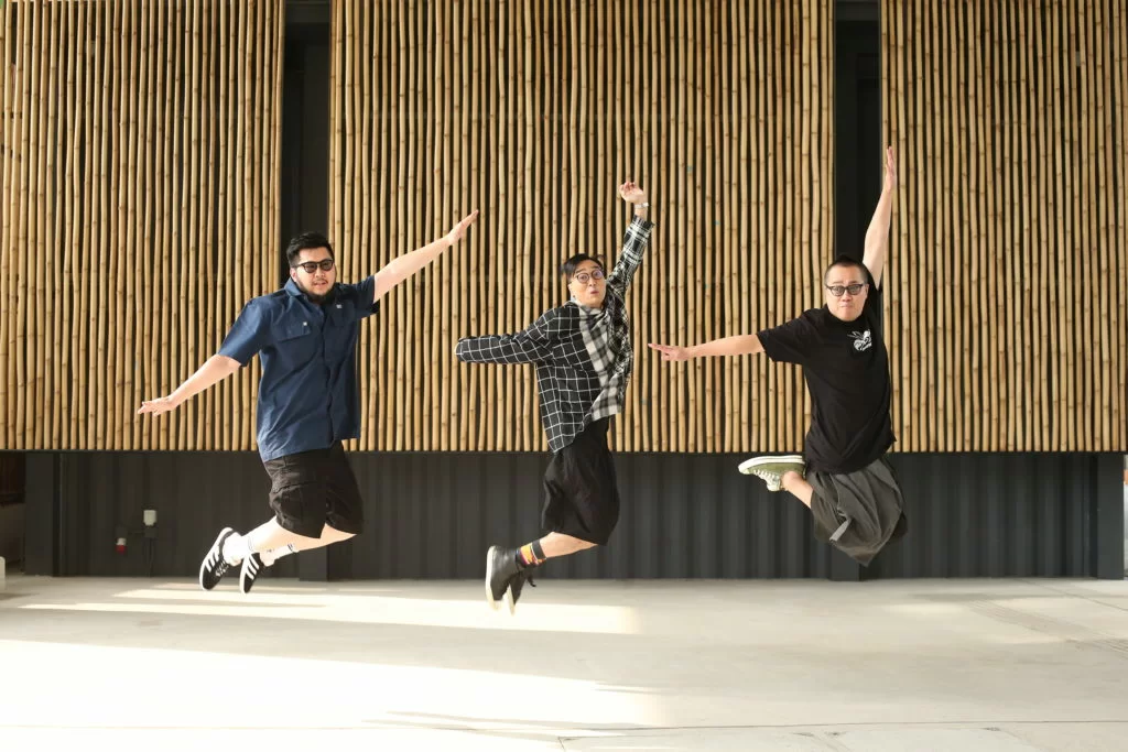 在鄒凱光推波助瀾下，終於逼到彭浩翔上舞台，三人跳躍拍照時，笑言感覺青春了。