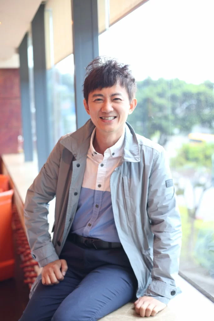 項明生四十歲退休後，轉做旅遊達人，選擇自己喜歡的生活。