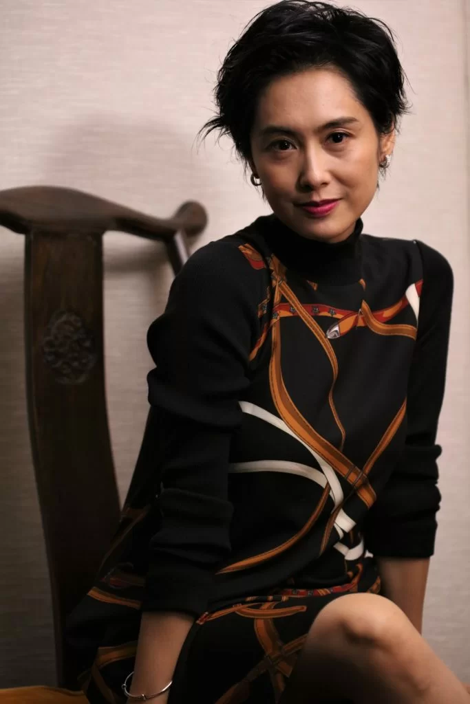 闊別香港大銀幕多年的朱茵，為了新戲角色化老妝，她坦言看見皺紋也擔心將來變老。