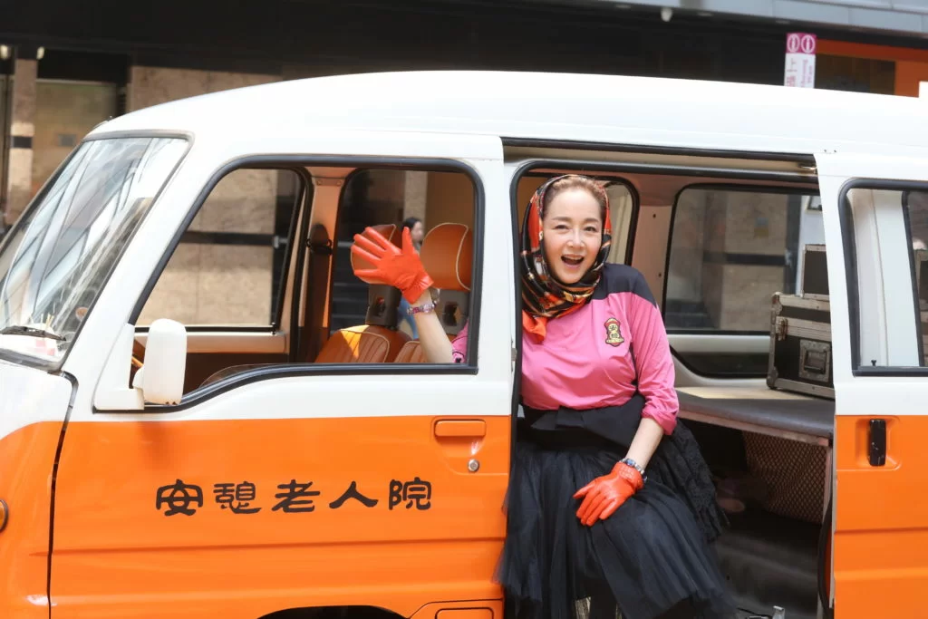 闊別香港影壇十多年的恬妞,因為兩個原因,決定回歸香港接拍林敏驄執導的賀歲片。