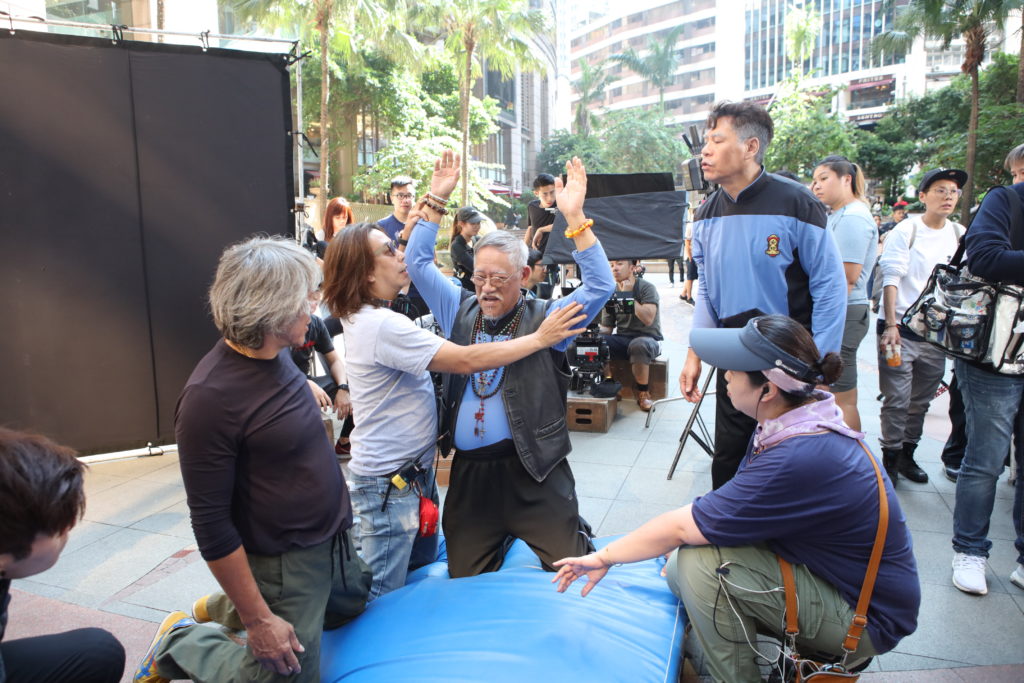 七十八歲的吳耀漢當日要拍攝一場跌倒戲分，導演林敏驄十分緊張，做足安全措施。