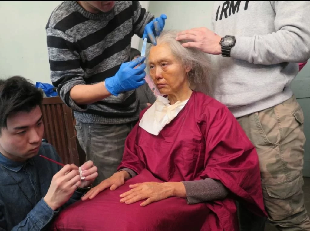 朱茵在戲中會由二十歲演至六十歲，是一大挑戰，飾演其「忤逆子」是張繼聰。