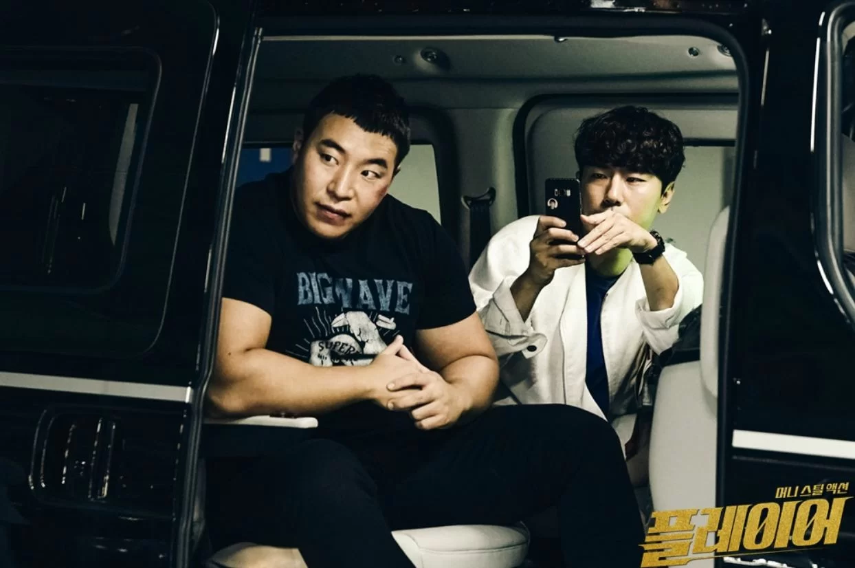 李施彥和「大隻佬」太元碩在劇中是「玩家」一夥,後者更為出演角色一個月內增磅35kg!