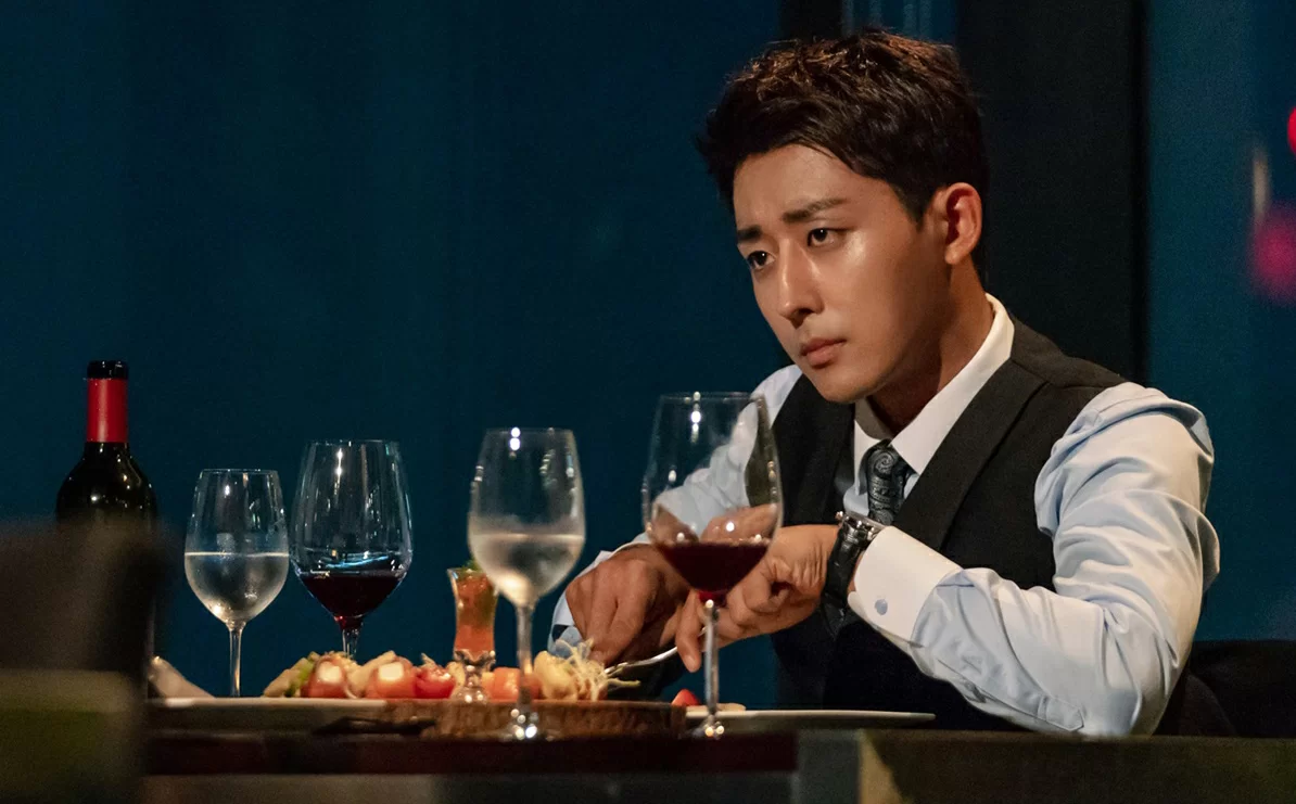 劇中孫浩俊表面是手袋公司的老闆，實情是進行軍火交易的奸角。