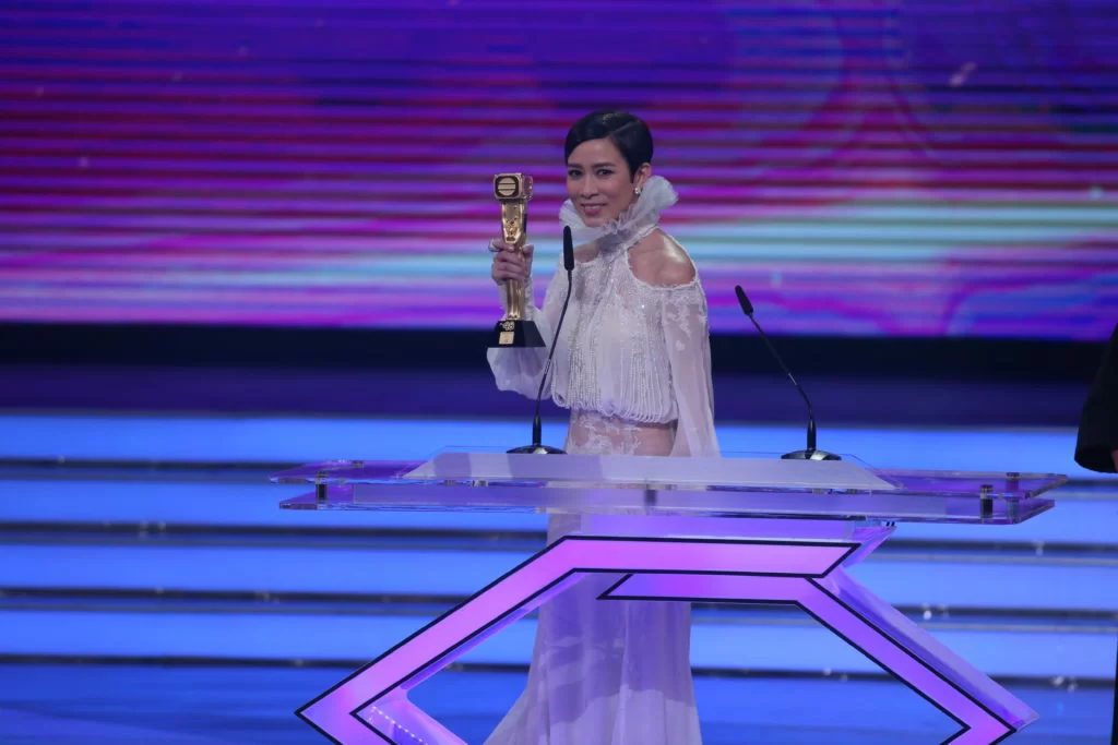 ○六年阿佘在《鳳凰四重奏》一人分飾四角,連奪「最佳女主角」及「我最喜愛的電視女角色」,成為無綫首位雙料視后;一四年憑《使徒行者》釘姐一角再次奪得視后。