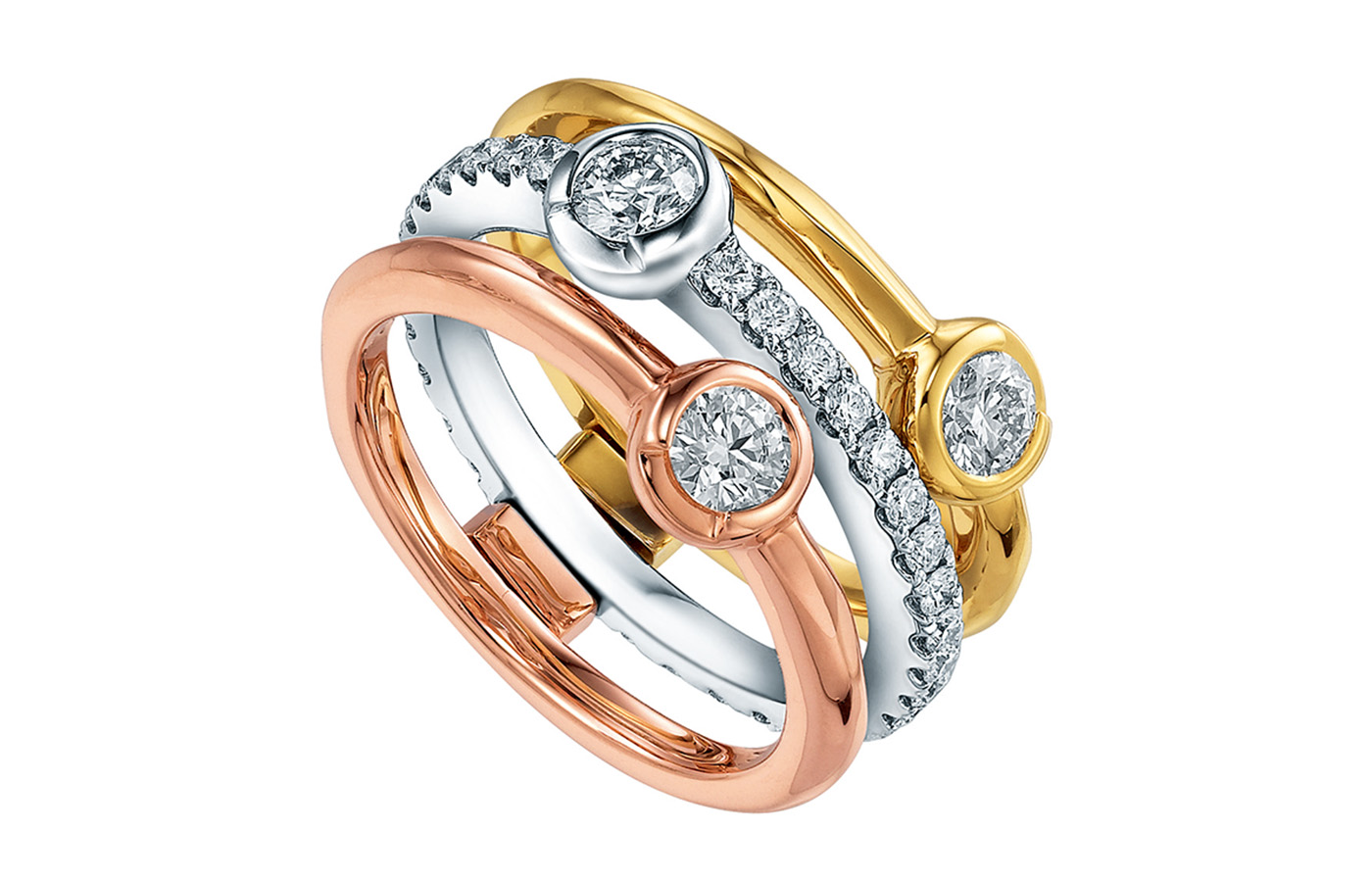 經典系列心弦相扣II指環，鑲有35顆共重1.018卡鑽石。由三枚鑲滿美鑽的指環各擁一顆麗澤主鑽組合而成，綻放魅力光華。