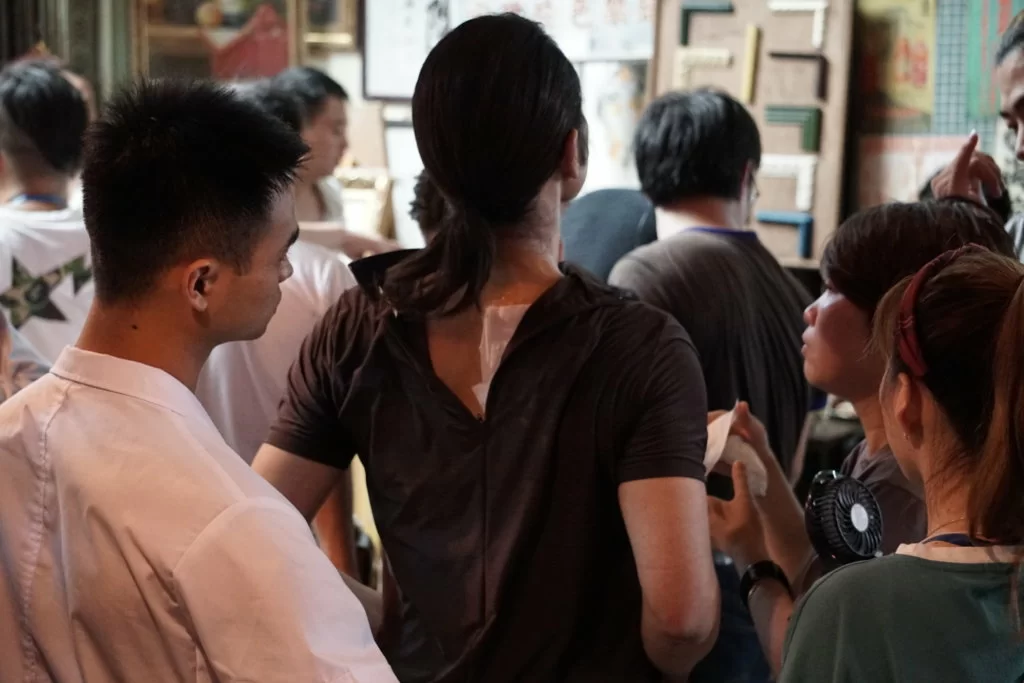 嘉穎撻落地時，不慎拉傷頸部，要工作人員為他敷冰。